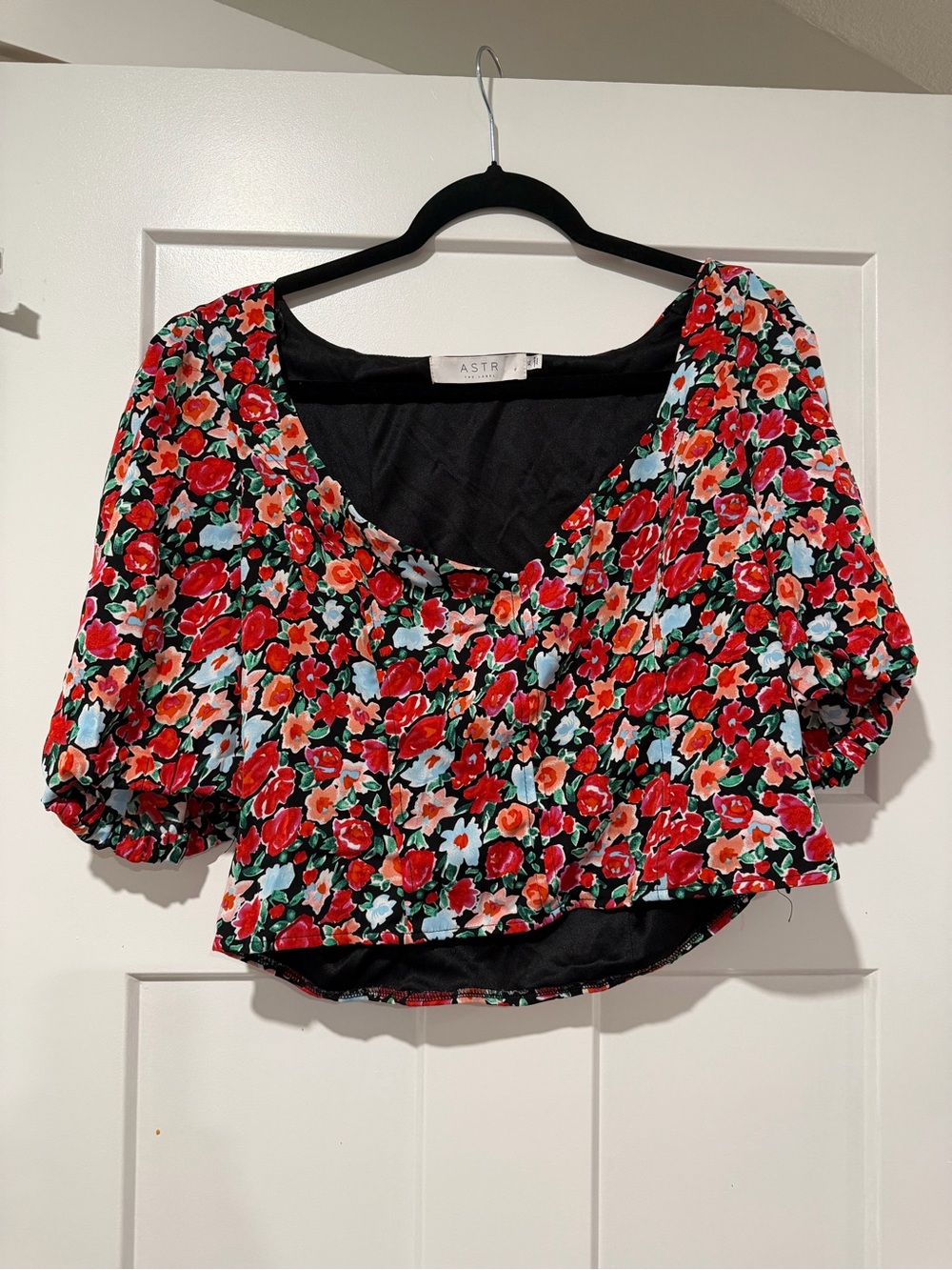 Astr Red Floral Puff Sleeve Crop Top